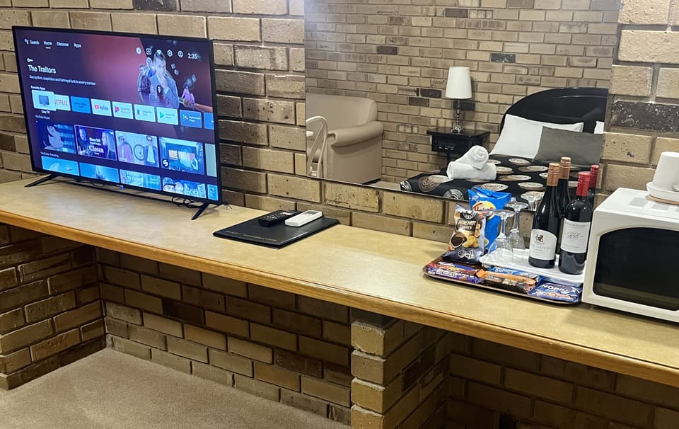 Superior Queen Suite | Individually decorated, individually furnished, desk, laptop workspace