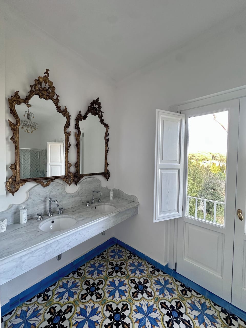 Presidential Room | Bathroom | Free toiletries, hair dryer, bathrobes, slippers