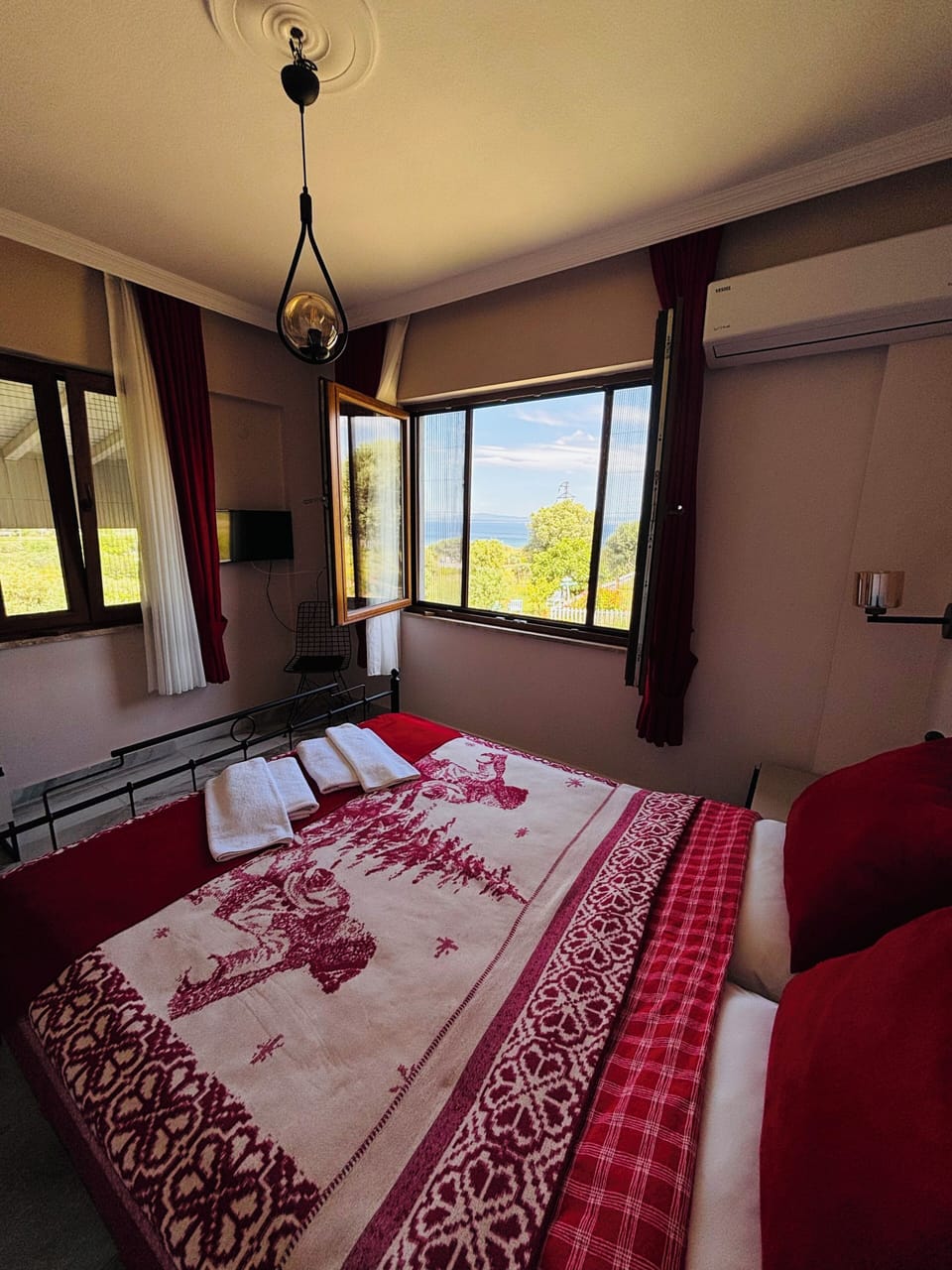 Deluxe Room, Sea View | Premium bedding, minibar, individually decorated, iron/ironing board