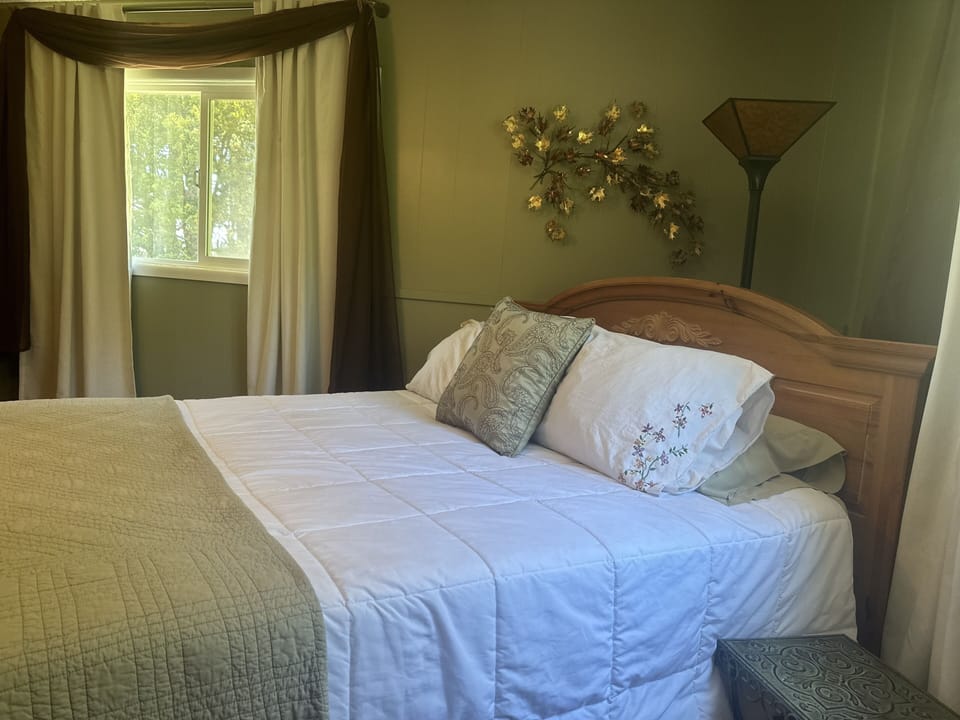 Charming Pet Friendly Coastal Getaway 3 Bedroom Home by RedAwning House in Mendocino County
