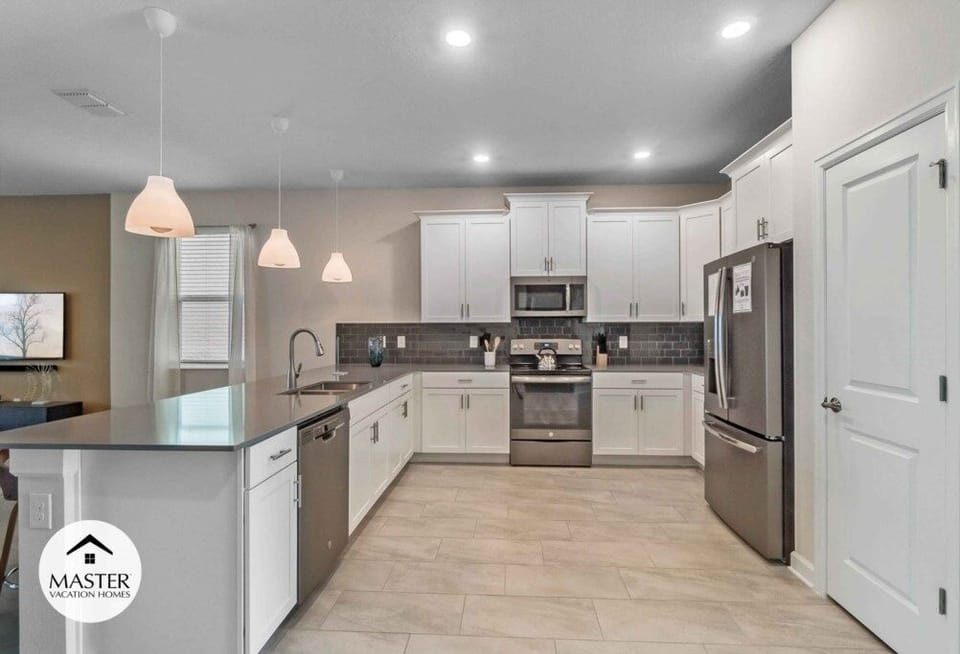 House, Multiple Bedrooms | Private kitchen | Microwave, dishwasher