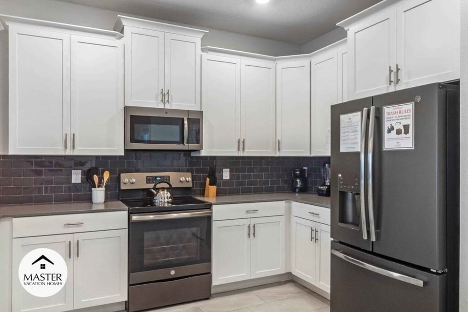 House, Multiple Bedrooms | Private kitchen | Microwave, dishwasher