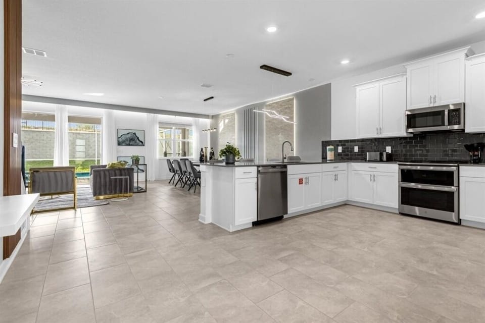 House, Multiple Bedrooms | Private kitchen | Microwave, dishwasher