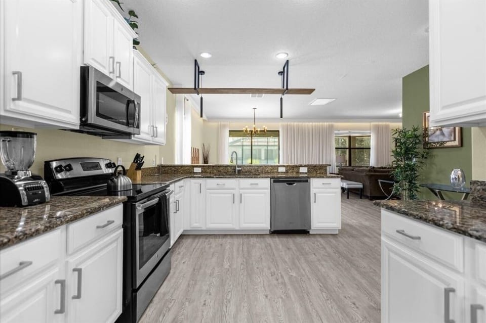 House, 5 Bedrooms | Private kitchen | Microwave, dishwasher