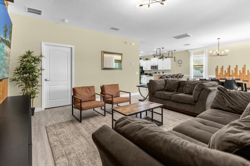House, 5 Bedrooms | Living area