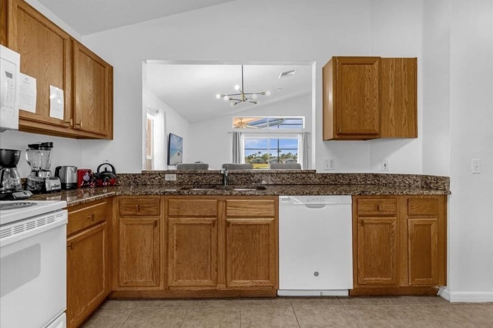 House, 3 Bedrooms | Private kitchen | Microwave, dishwasher