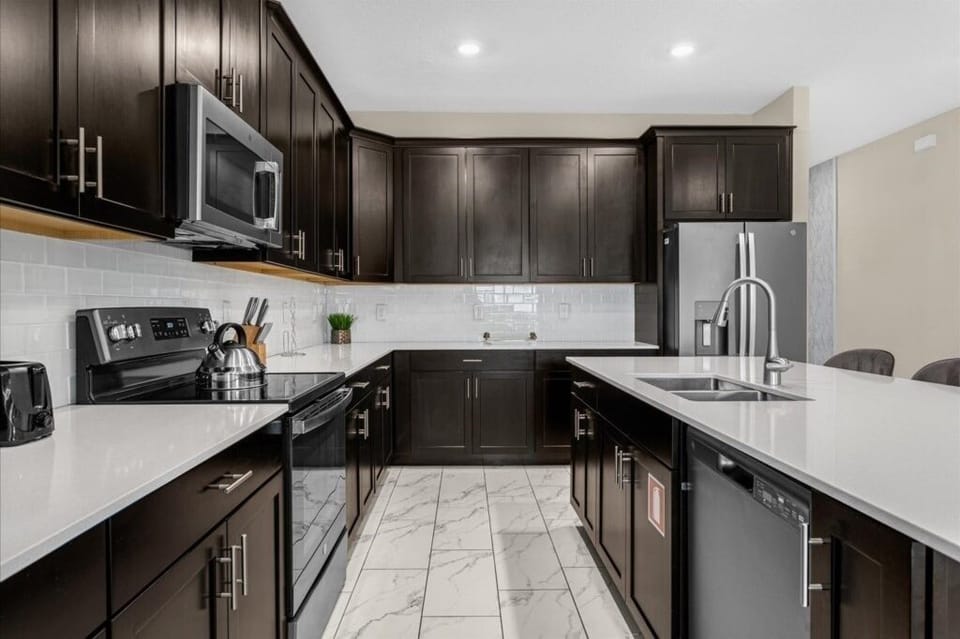 House, 6 Bedrooms | Private kitchen | Microwave, dishwasher