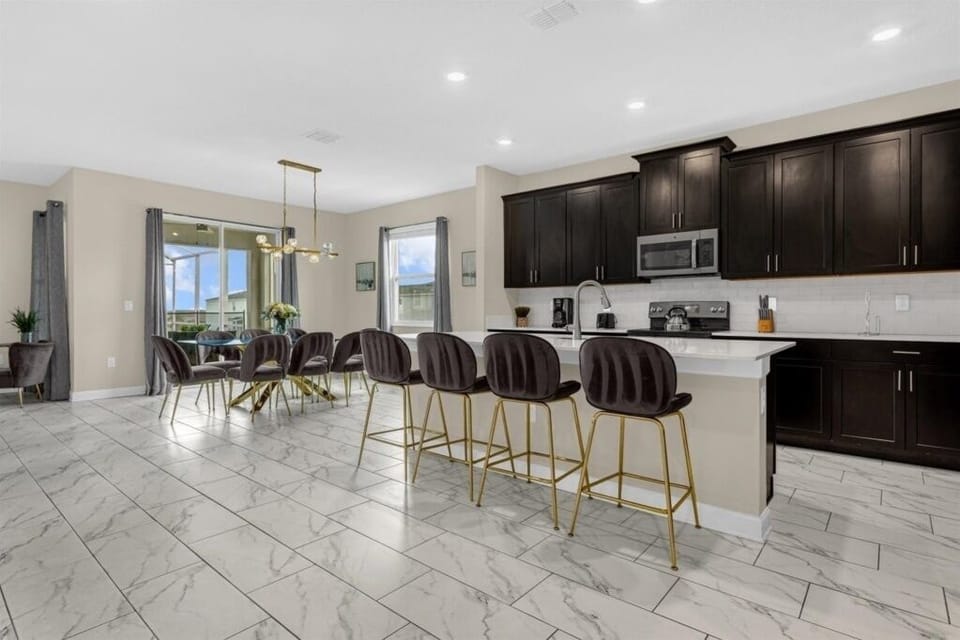 House, 6 Bedrooms | Private kitchen | Microwave, dishwasher