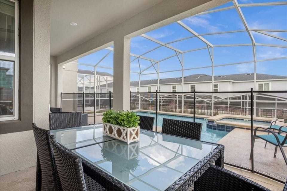 House, 6 Bedrooms | Balcony