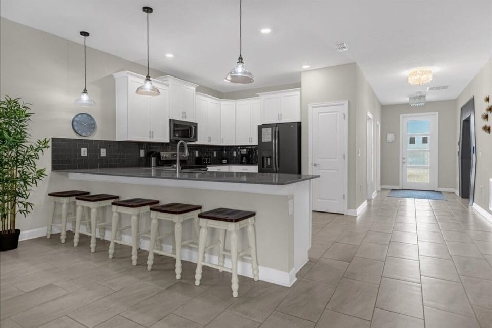 House, Multiple Bedrooms | Private kitchen | Microwave, dishwasher