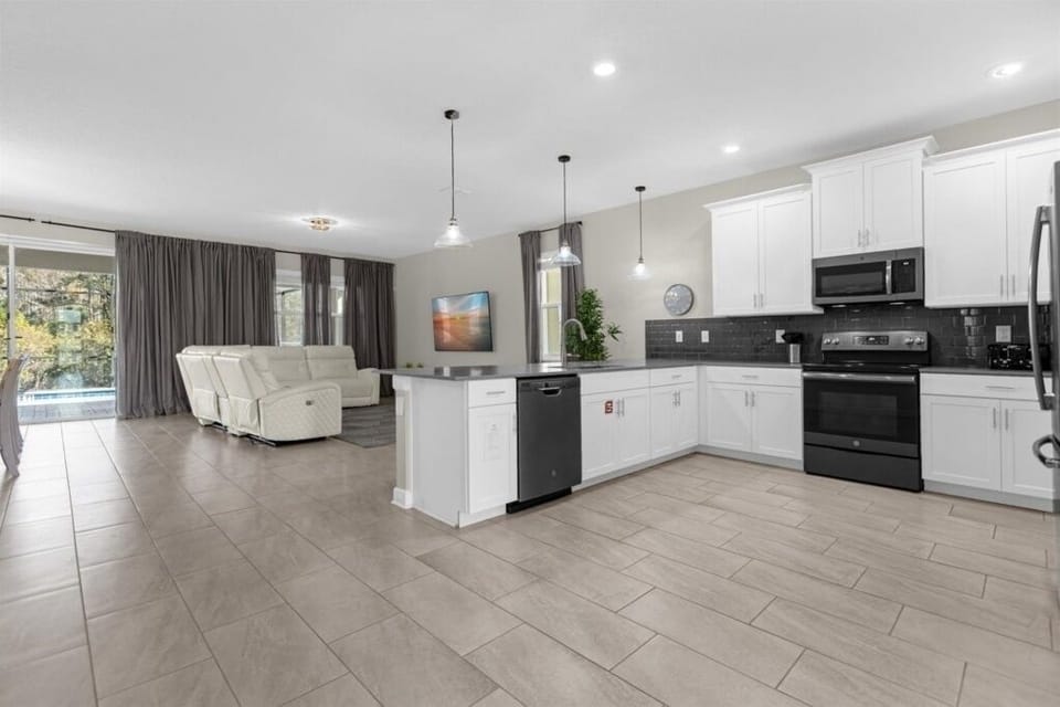 House, Multiple Bedrooms | Private kitchen | Microwave, dishwasher