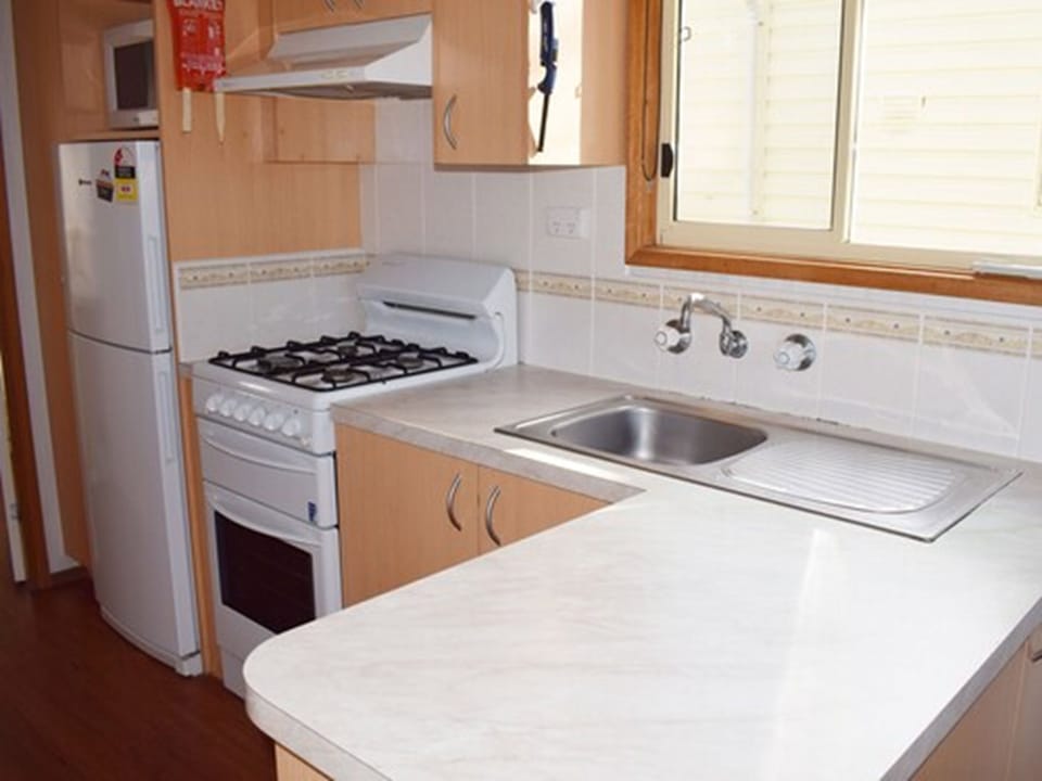 2 Bedroom Ensuite Cabin | Private kitchenette | Stovetop, coffee/tea maker, electric kettle, cookware/dishes/utensils