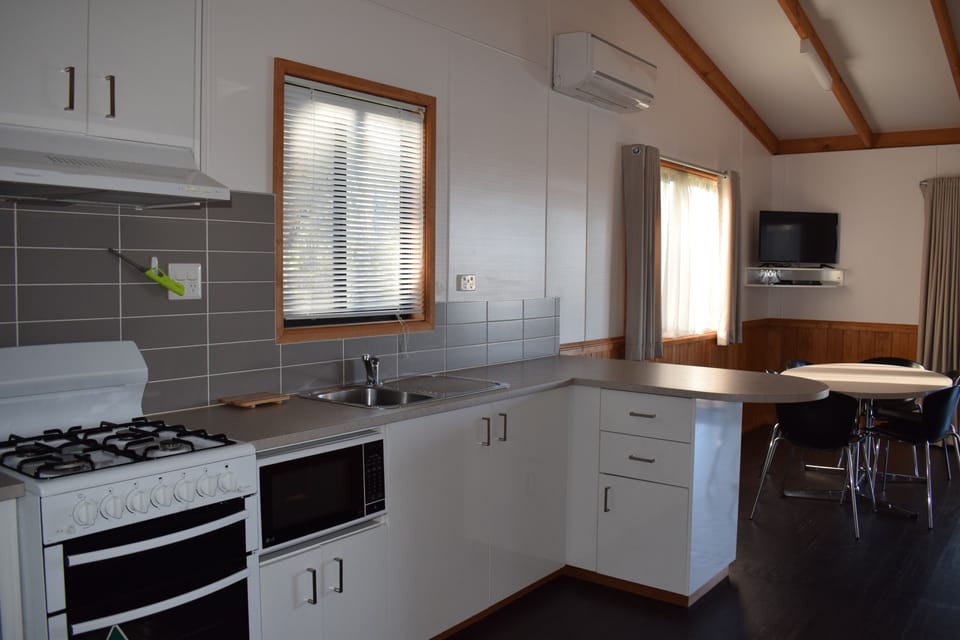 2 Bedroom Waterfront Cabin- Access Friendly  | Private kitchen | Stovetop, coffee/tea maker, electric kettle, cookware/dishes/utensils