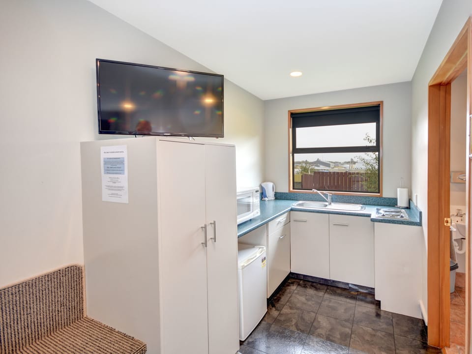 Fridge, microwave, stovetop, electric kettle
