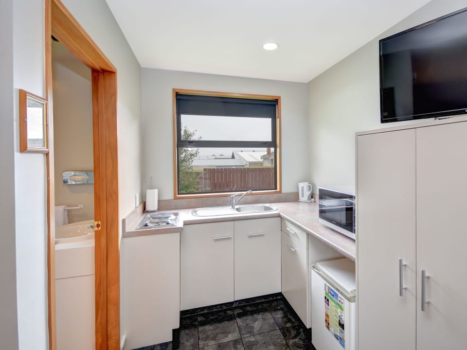 Standard Studio | Private kitchenette | Fridge, microwave, stovetop, electric kettle