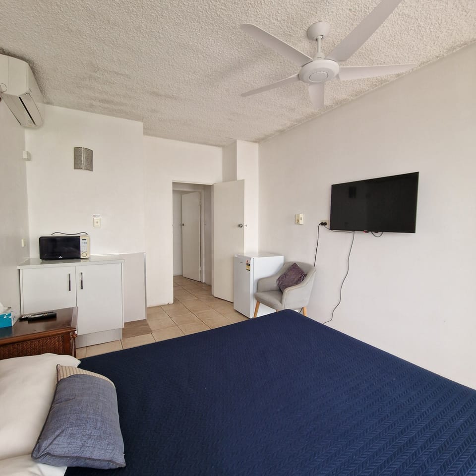 Standard Double Room, 1 Queen Bed, Refrigerator & Microwave | Soundproofing, bed sheets