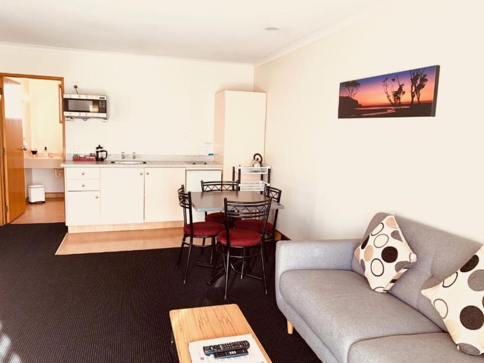 Standard Suite, 2 Bedrooms, Non Smoking, Kitchenette | Private kitchen | Microwave, stovetop, coffee/tea maker, electric kettle