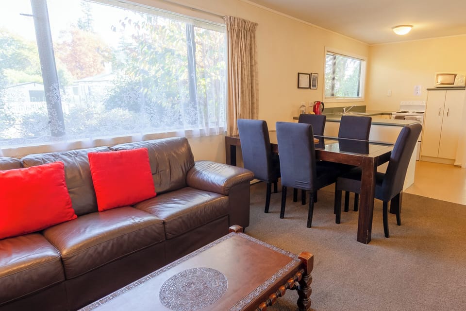 Deluxe Apartment, 2 Bedrooms | In-room dining