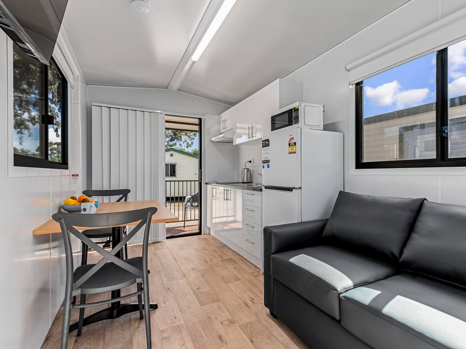 Standard Vanhome | Private kitchen | Coffee/tea maker, fridge, microwave, stovetop