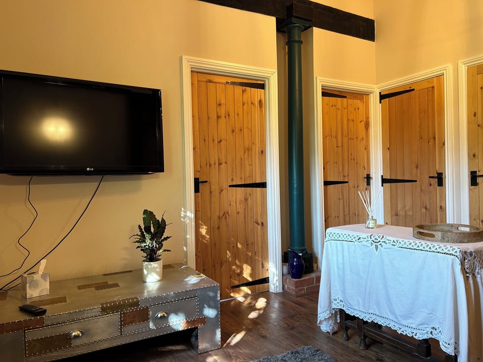 Riverside apartment - 2 double bedrooms and separate WC and shower room