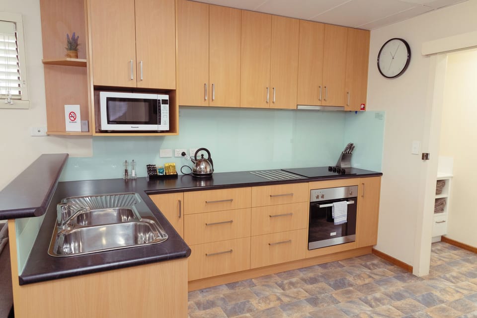 Executive Apartment | Private kitchen | Microwave, coffee/tea maker, toaster, highchair