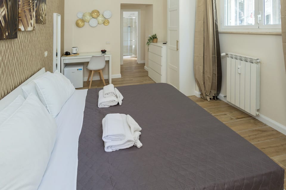 Deluxe Room | Hypo-allergenic bedding, in-room safe, desk, iron/ironing board
