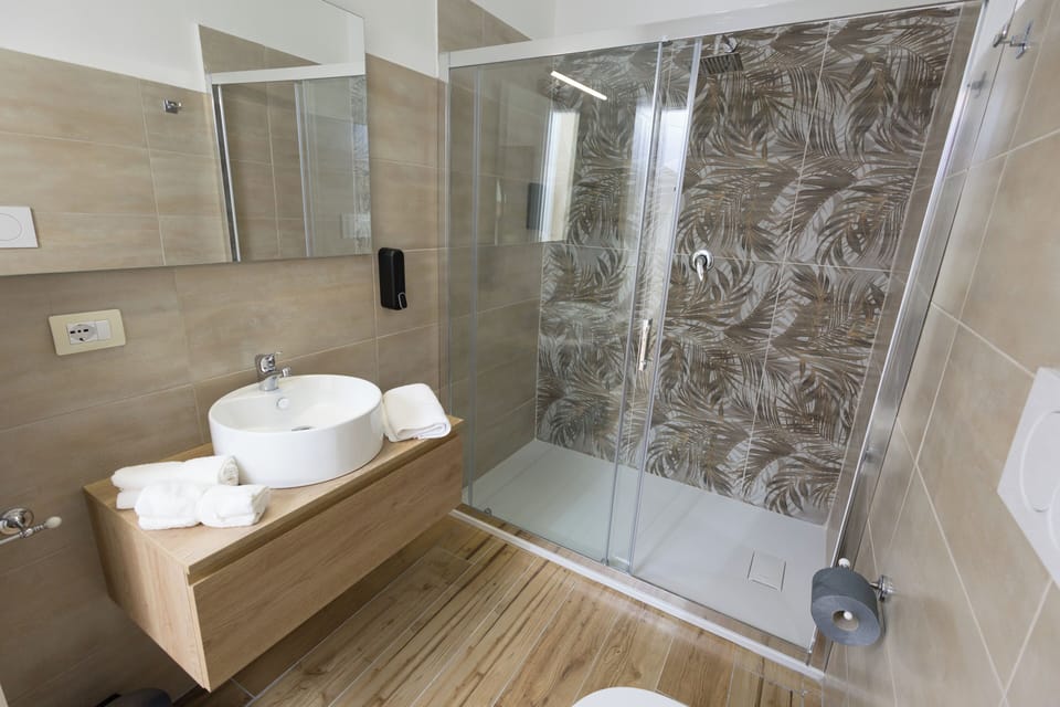 Design Room | Bathroom | Shower, rainfall showerhead, free toiletries, hair dryer