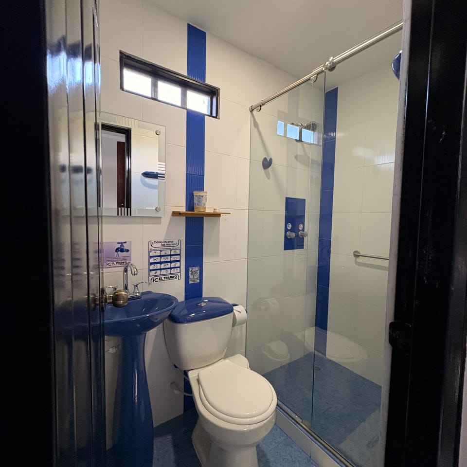 Shower, rainfall showerhead, free toiletries, towels