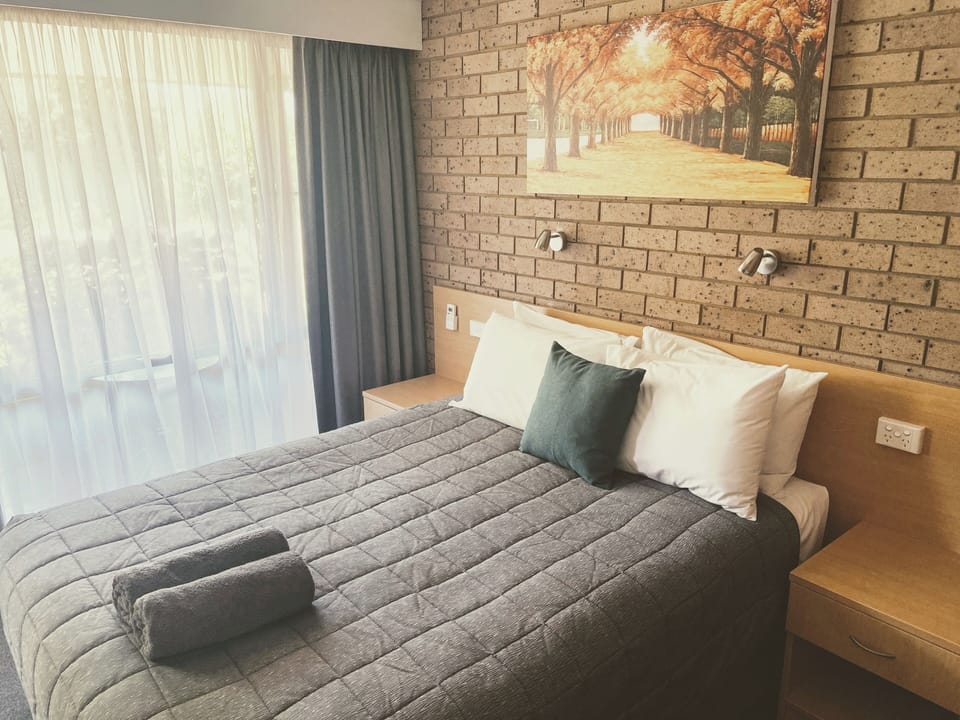 Standard Room, 1 Queen Bed, Non Smoking | Laptop workspace, blackout drapes, iron/ironing board, WiFi (free)