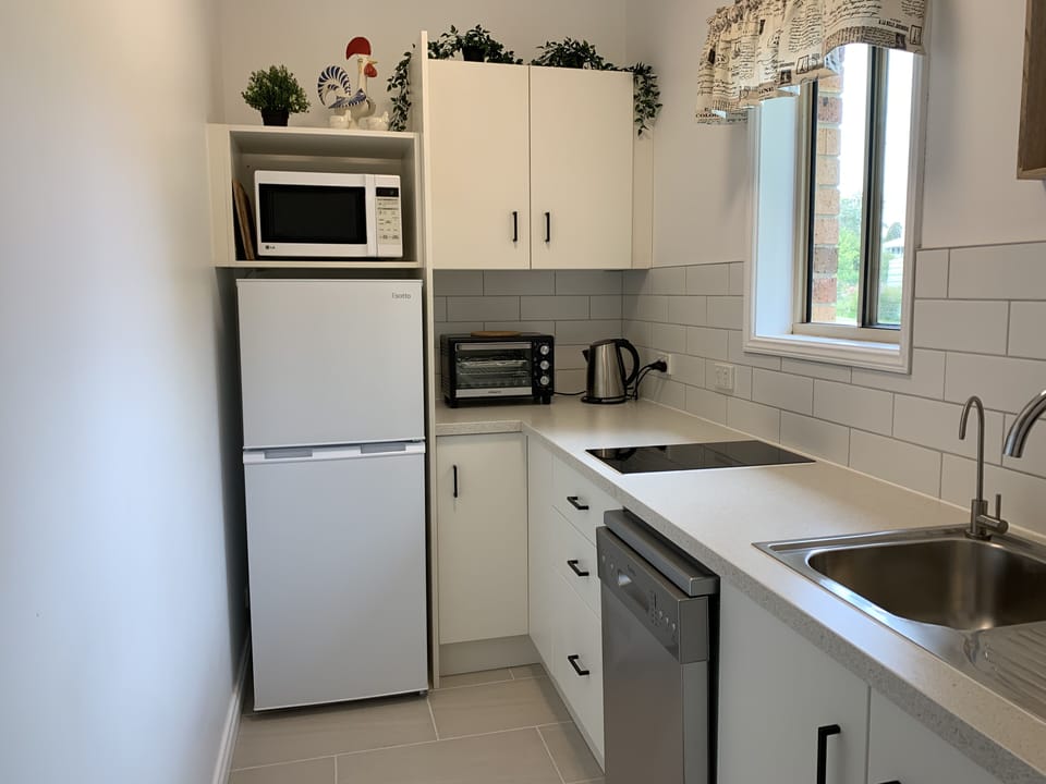 Coffee/tea maker, fridge, microwave, stovetop