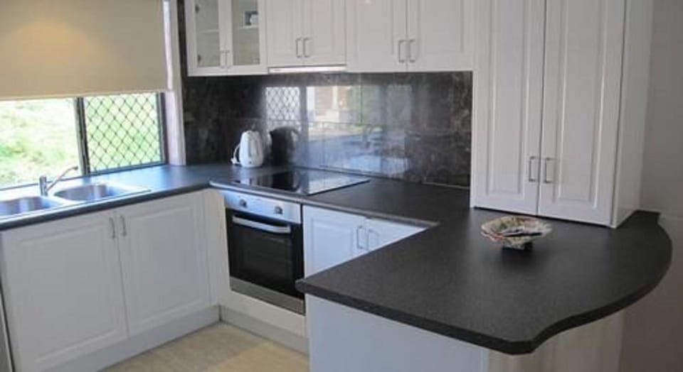 Coffee/tea maker, full-size fridge, microwave, electric kettle