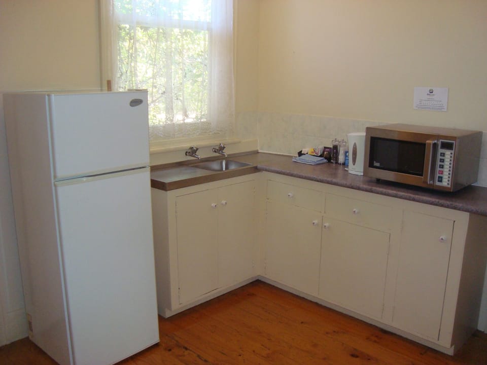 Standard Suite, 1 Bedroom, Non Smoking, Kitchenette (Unit 4) | Private kitchenette | Fridge, microwave, electric kettle