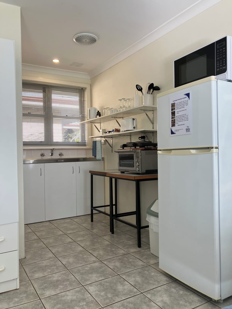 Comfort Studio Suite | Private kitchen | Full-size fridge, microwave, oven, stovetop