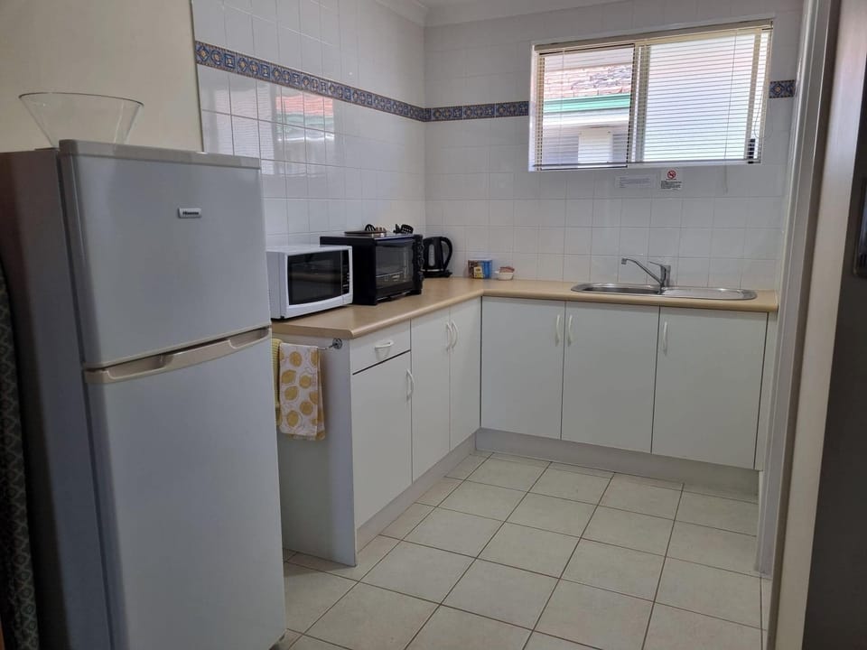 Executive Studio | Private kitchen | Full-size fridge, microwave, oven, stovetop