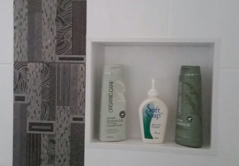 Queen Room 1 Bed & Breakfast | Bathroom | Free toiletries, hair dryer, towels