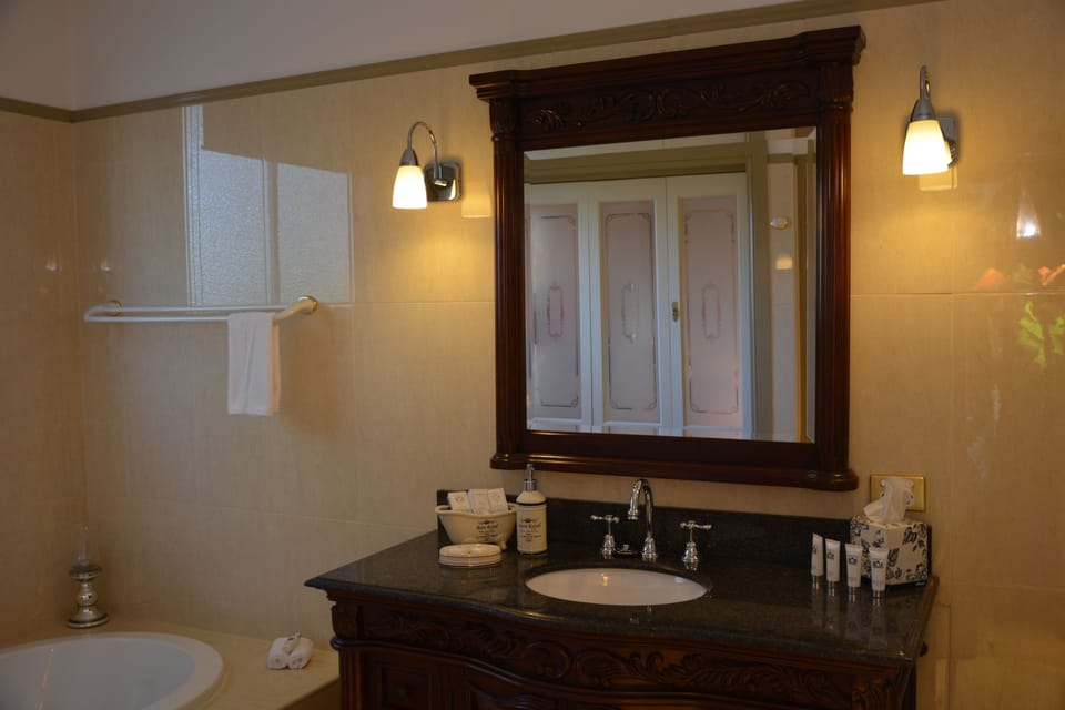 Executive Suite | Bathroom | Free toiletries, hair dryer, bathrobes, slippers