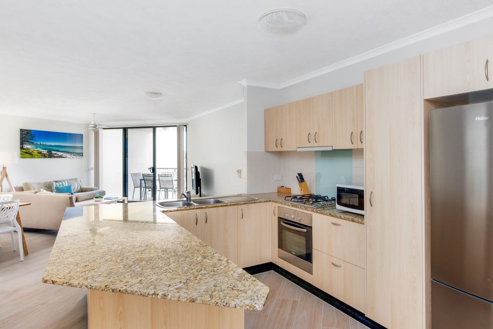 Full-size fridge, microwave, oven, stovetop