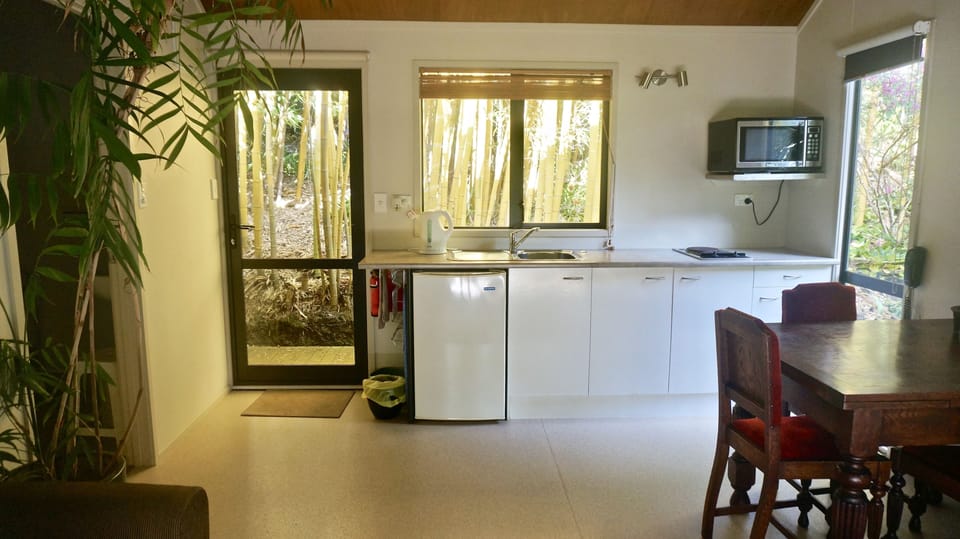 Standard Suite, 1 Bedroom, Non Smoking, Kitchenette (Cottage) | Private kitchen | Fridge, microwave, stovetop, electric kettle