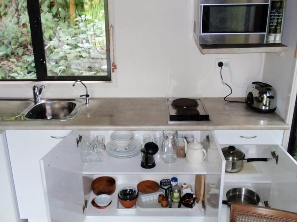 Standard Suite, 1 Bedroom, Non Smoking, Kitchenette (Cottage) | Private kitchen | Fridge, microwave, stovetop, electric kettle