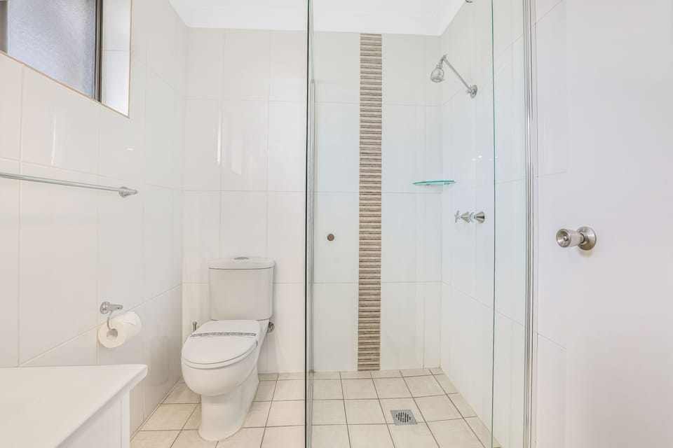 Deluxe Queen Room | Bathroom | Shower, free toiletries, hair dryer, towels