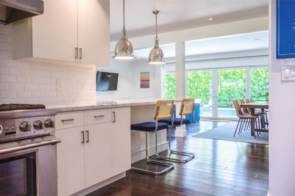 Breakfast area & seating for two. 