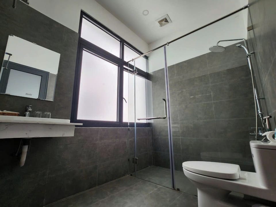 Separate tub and shower, rainfall showerhead, hair dryer, slippers