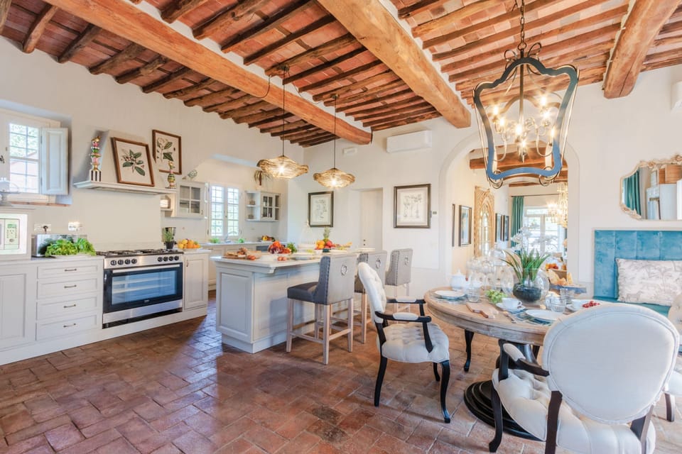 House | 10 bedrooms