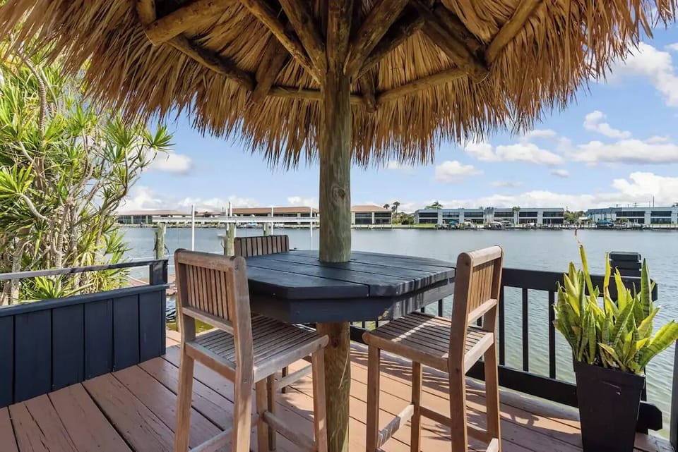 Tiki hut with incredible views
