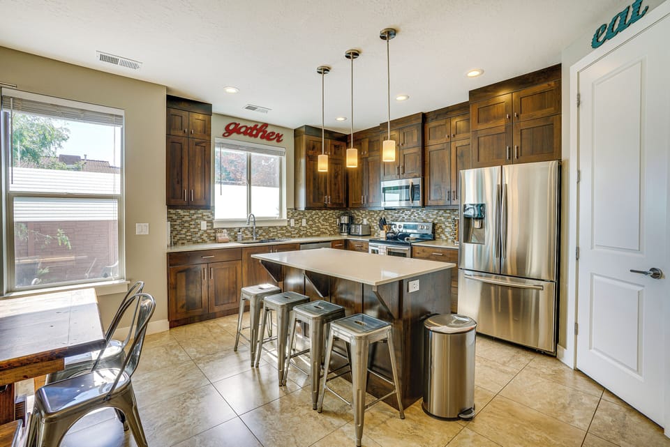 Kitchen | Dishwasher | Breakfast Bar