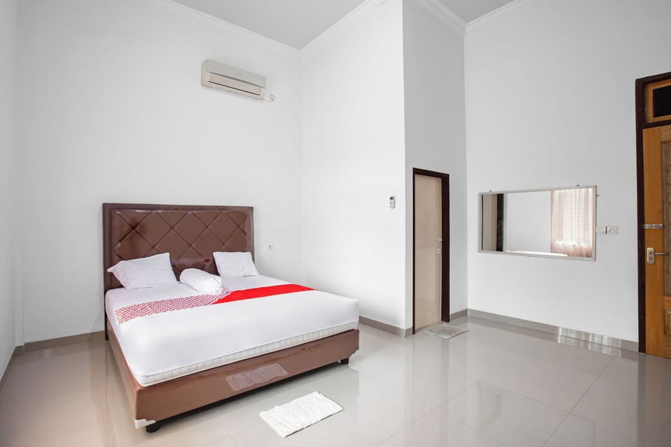 Deluxe Double Room | Laptop workspace, WiFi (free), bed sheets
