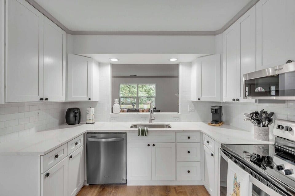 With a peak bar top lookin into the main living space, you'll love preparing + cooking for your group! 
