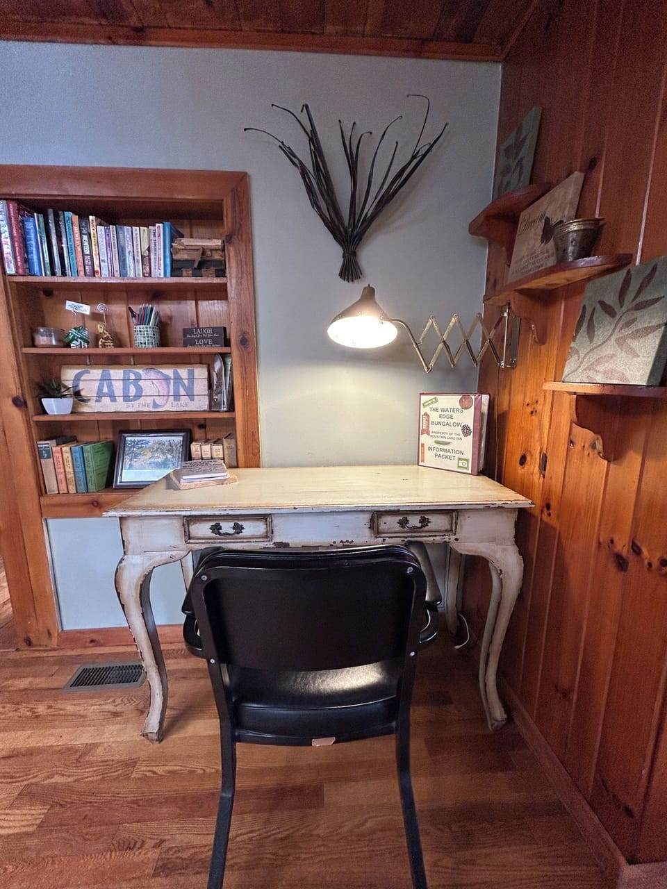 Desk if you need to do a little work Desk-just incase en