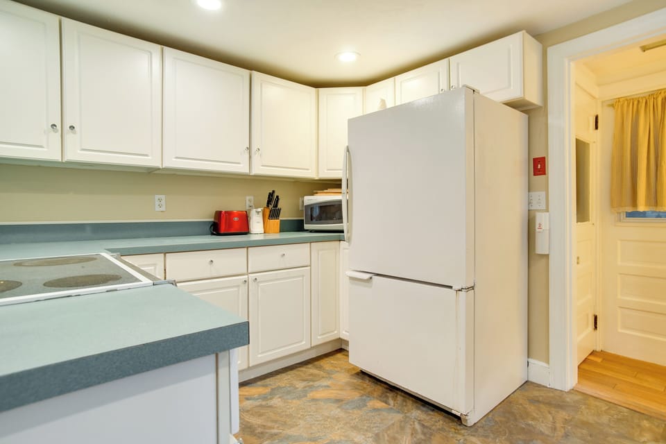 Kitchen | Equipped w/ Cooking Basics