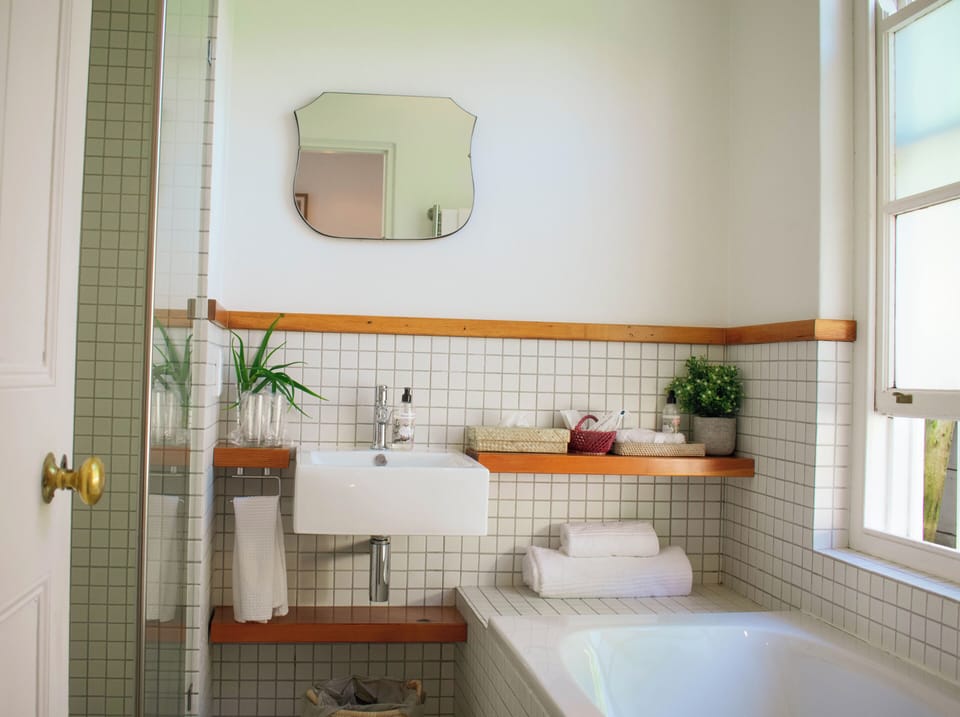 Comfort Room, 1 King Bed, Garden View | Bathroom | Free toiletries, hair dryer, bathrobes, towels